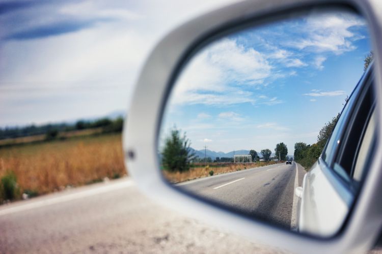 Ihr Mietwagenexperte TMC Reisen - Strasse in Rueckspiegel