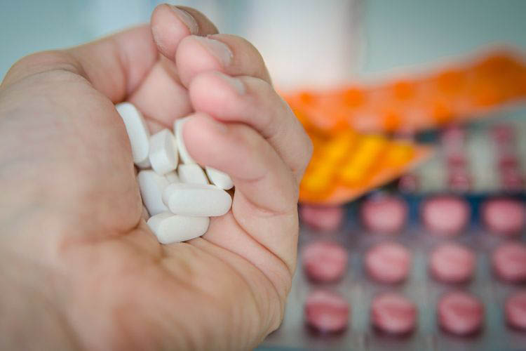 Hand mit Tabletten