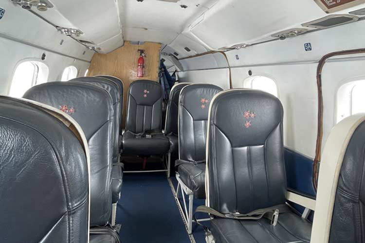 Kleines Flugzeug auf dem Weg nach Atiu