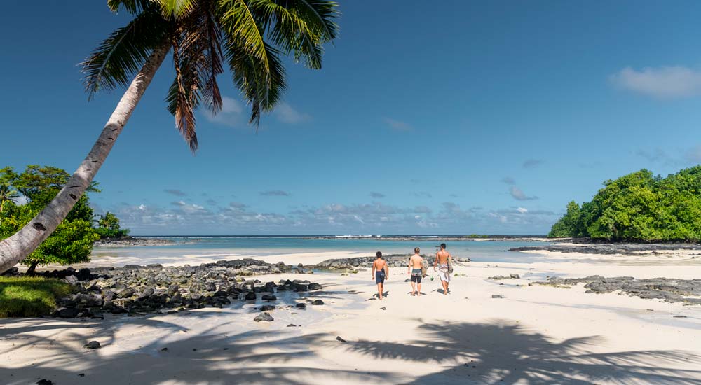 Samoa Kinder am Strand mit Surfboards